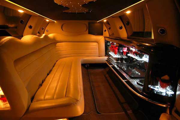 Lincoln stretch limo rental Victory Center